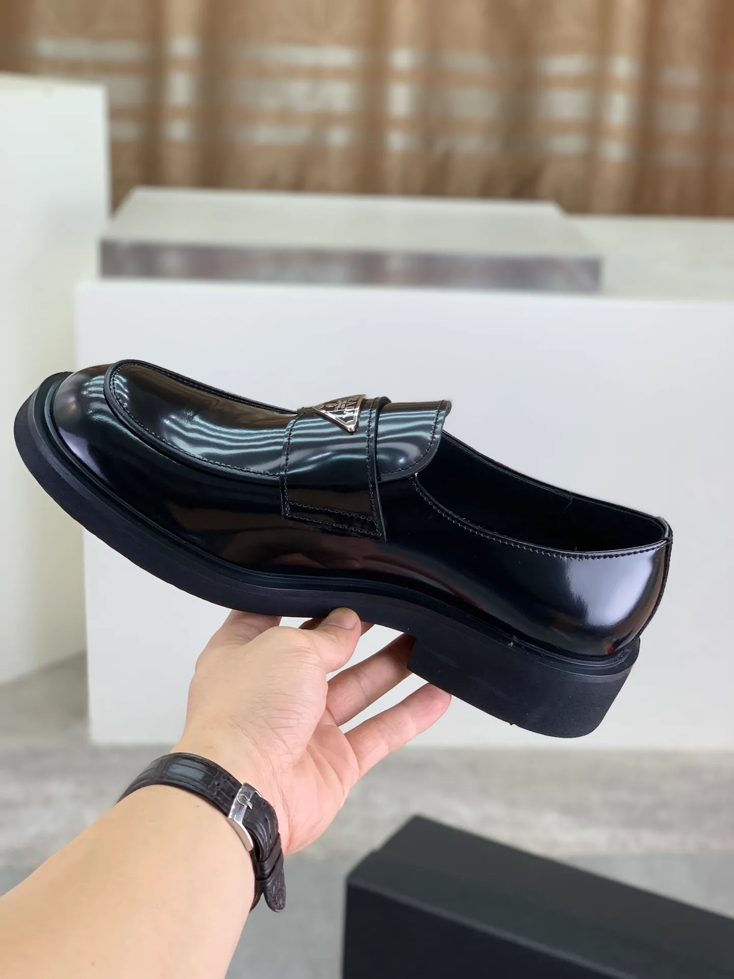 Factory price P840 💰Original quality, top version🔱 ＰＲＡＤＡPrada. Men's business casual leather shoes, top quality cow leather. 1:1 shipment ⬆️Luxurious and noble, all made of imported original first-layer fine suede cowhide, just to create a more comfortable wearing experience. Upper: original comfortable open-edge bead-rubbed calfskin ➕Top imported water-dyed full cow lining, original high-end lightweight and comfortable TPU combination bottom ✔️Code number: 39-44 (38 45 Can be customized)